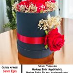 7 Güllü Anneler Günü Hediyesi Kutuda Yapay Solmayan Kadife Gül Cipsolu Çiçek
